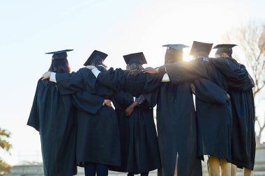 Birbirlerine harika şeyler yapmak için ilham verdiler. Mezuniyet gününde arka arkaya bir grup öğrencinin dikiz görüntüsü.