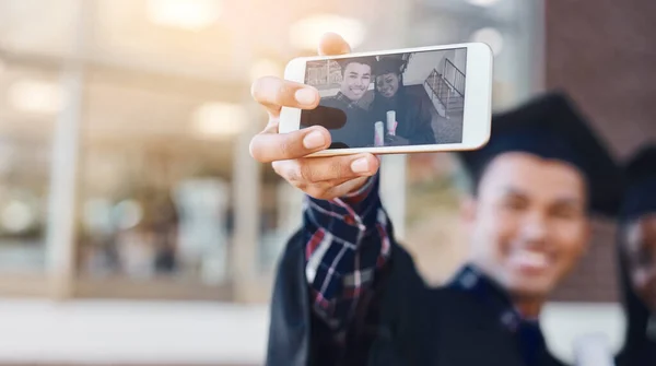 Feiern Mit Einem Selfie Zwei Studenten Machen Abschlusstag Ein Selfie — Stockfoto