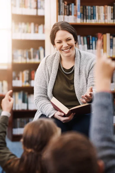 Hebt Een Vraag Een Groep Basisschoolkinderen Met Opgeheven Handen Bibliotheek — Stockfoto