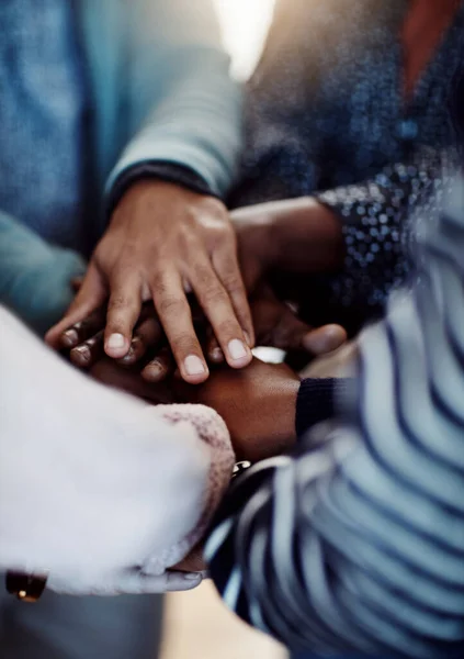 Dáme Toho Detailní Záběr Skupiny Vysokoškolských Studentů Spojujících Své Ruce — Stock fotografie
