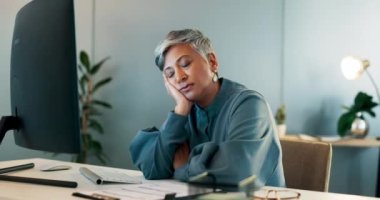 Yönetim için bilgisayarı olan yorgun, bitkin ve olgun bir iş kadını, rapor yazma ve finans yönetimi. Sıkılmış, üzgün ve çalışanların idari stresi, e-postayı ve masa başında depresyonu düşünmesi.