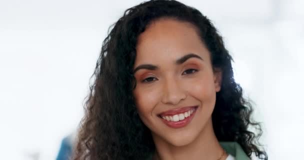 Gezicht Visie Mindset Met Een Zakelijke Zwarte Vrouw Haar Kantoor — Stockvideo
