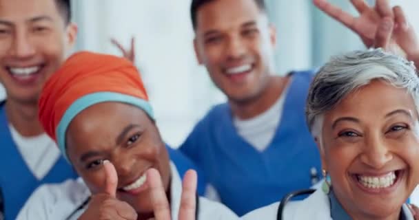 Великі Пальці Вгору Мир Обличчя Лікарів Успіхом Щаслива Командна Робота — стокове відео