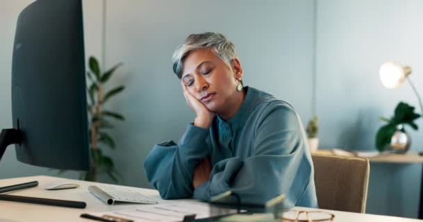 厌倦了的 疲倦的 成熟的女商人 拥有一台管理 报告写作和财务管理的计算机 悲伤和员工对行政压力 电子邮件和办公桌工作沮丧的思考 — 图库视频影像