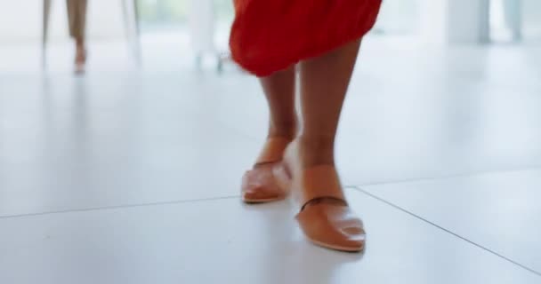 Szczęśliwy Taniec Biuro Nogi Kobiety Podekscytowany Dla Startupu Wzrostu Wizji — Wideo stockowe