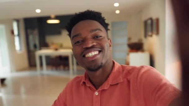 Социальные Сети Влияют Черный Мужчина Недвижимости Переезжает Новый Дом Транслирует — стоковое видео