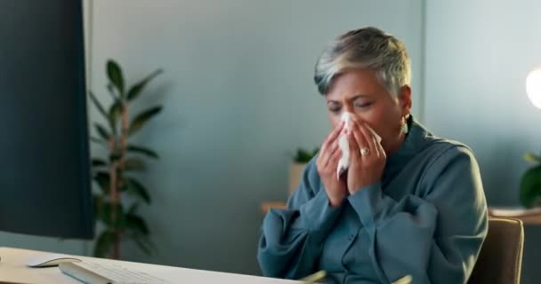 Wanita Bisnis Meniup Hidungnya Kantor Saat Bekerja Pada Laporan Dokumen — Stok Video