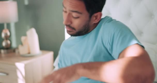 Uyuyan Adam Yatak Odasından Uyan Güneşli Bir Sabahta Evde Perdeler — Stok video