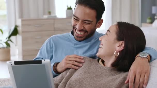 Pasangan Asia Streaming Film Tablet Menonton Video Lucu Pada Layanan — Stok Video