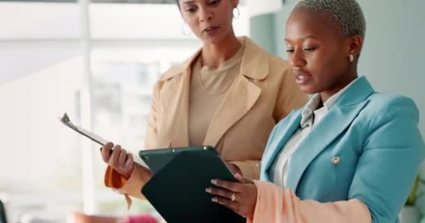 Mulher Negra Negócio Moda Tablet Designer Falar Sobre Loja Comércio — Vídeo de Stock