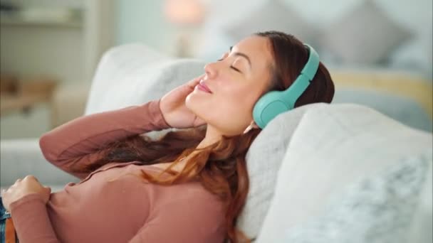 Vrouwelijke Hoofdtelefoon Luisteren Naar Muziek Ontspannen Podcast Glimlach Met Een — Stockvideo