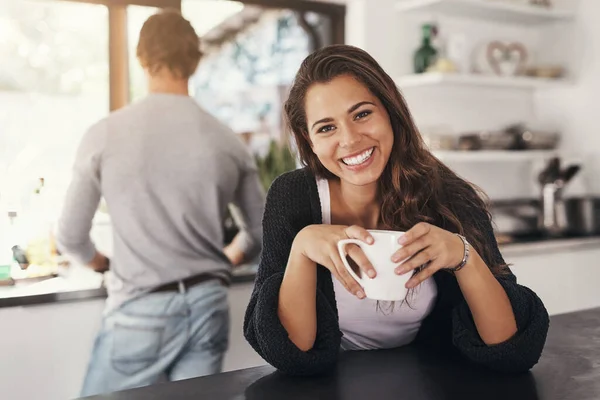Puede Decir Café Sin Una Sonrisa Una Joven Tomando Café — Foto de Stock