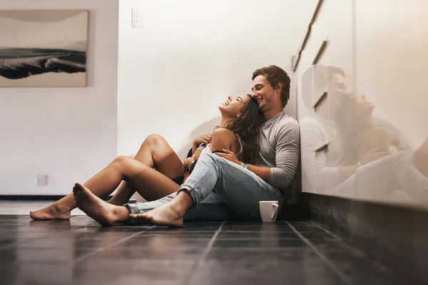 看到她快乐是我快乐的原因 一对深情的年轻夫妇坐在厨房的地板上 — 图库照片