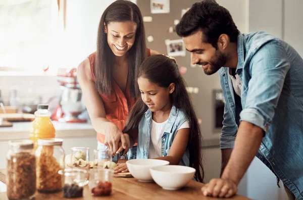 小心那把刀一个快乐的年轻家庭在厨房里和家人一起做饭 — 图库照片