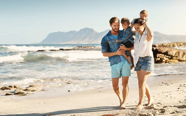 Spaziergänge Meer Sind Jeden Sommer Unverzichtbar Eine Glückliche Familiäre Bindung — Stockfoto
