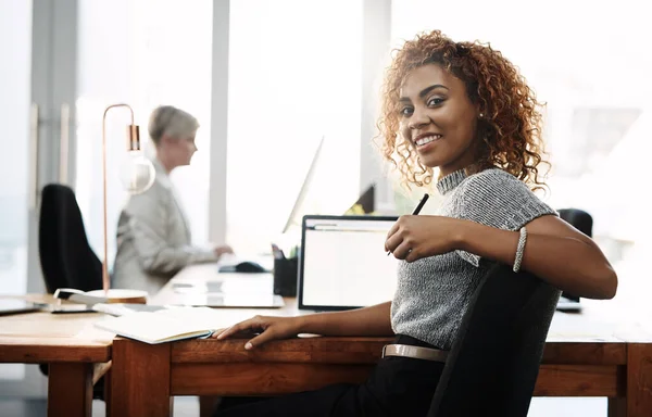 Ella Realmente Floreció Los Negocios Retrato Una Joven Empresaria Trabajando —  Fotos de Stock