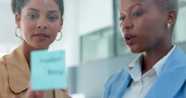 Sosyal Medya Reklam Stratejisi Planlayan Kadın Pazarlama Ekibinden Yapışkan Bir — Stok video