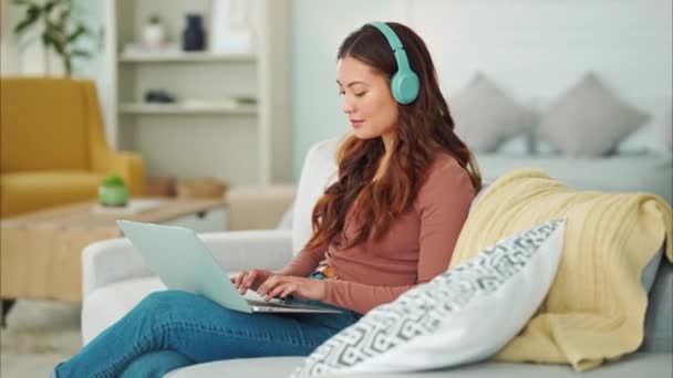 Trabajo Línea Música Internet Mujer Escuchando Podcast Audio Mientras Escribe — Vídeo de stock