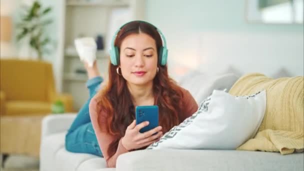 거실에 여자와 긴장을 전화를 나누고 라디오 캐스트 캐스트 헤드폰 사용하라 — 비디오