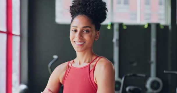 Czarna Kobieta Siłownia Trener Osobisty Szczęśliwy Portret Ćwiczeń Treningu Szkolenia — Wideo stockowe