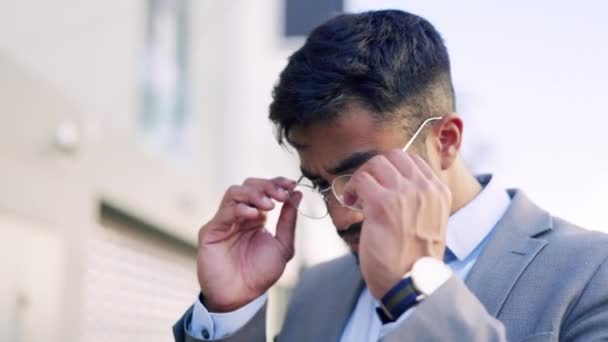 Scacco Rotto Uomo Che Guarda Gli Occhiali Problemi Sfocatura Lente — Video Stock