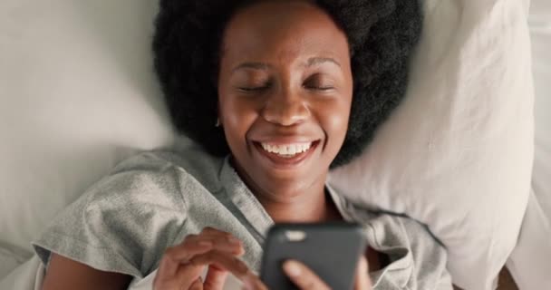 Κορίτσι Στο Κρεβάτι Smartphone Ανάγνωση Αστείο Μήνυμα Στα Μέσα Κοινωνικής — Αρχείο Βίντεο