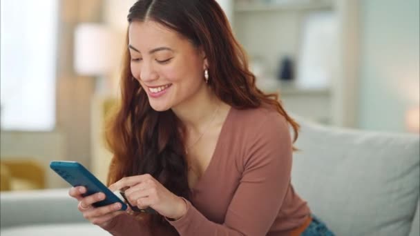 Elektronické Nakupování Platby Kreditní Kartou Žena Psaní Mobilní Aplikaci Obývacím — Stock video