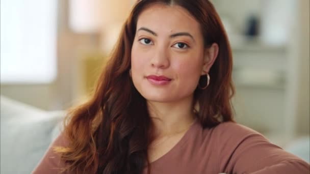 Poważna Kobieta Relaks Dom Piękną Azjatycką Kobietą Która Czuje Się — Wideo stockowe