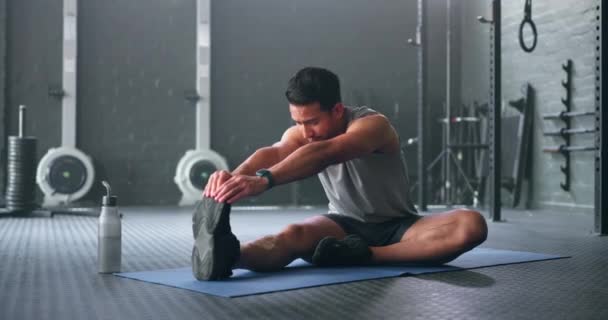 Man Pause Oder Stretching Auf Dem Boden Des Fitnessstudios Fitness — Stockvideo