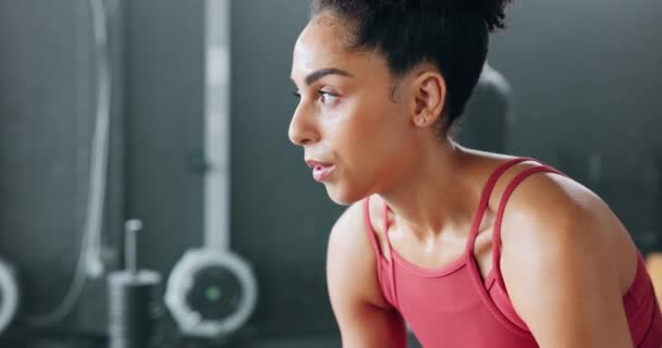 健身和女人在困难的运动锻炼中 训练累了 身体疲乏了 挑战和健康的运动运动员或女孩在有氧运动休息时间休息以获得能量 — 图库视频影像