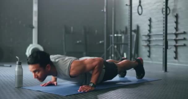 フィットネス 筋肉のための男とプッシュ ジムでの強さや力のための運動やトレーニングのワークアウト 室内で強い筋肉のための床の上に腕を持つスポーツ運動リフティングボディのアスレチック男性 — ストック動画