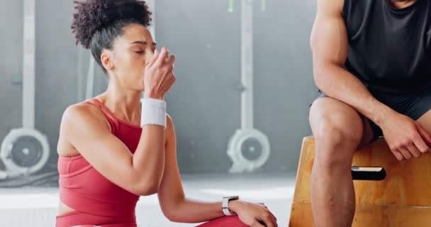 Mujer Ejercicio Inhalador Asma Respirar Gimnasio Con Entrenador Fitness Para — Vídeos de Stock