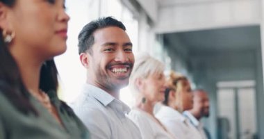 İşe alım, mülakat ve mutlu iş adamı toplantıları, kurumsal seminerler ya da işe alım için gülümseme. İş toplantısı, mutluluk ve bir Asyalı işçinin atölyede bir ekiple portresi..