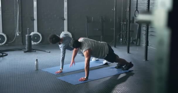 Pár Fitness Cvičení Tělocvičně Pro Zdravé Wellness Podporu Motivačním Tréninkem — Stock video