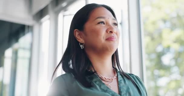 商界女性 带着自信和自豪的心情 为事业的选择和目标而走在办公室时 笑容满面 眉开眼笑 亚洲企业家对未来感到幸运和乐观的画像 — 图库视频影像