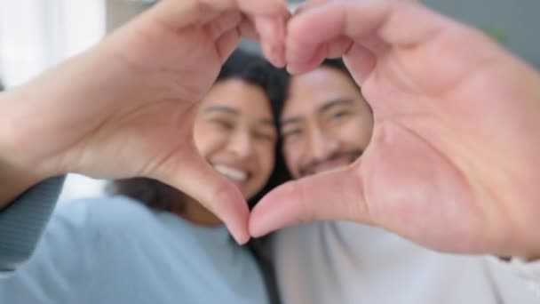 Coração Mãos Amor Casal Feliz Sorriso Bondade Confiança Apoio Juntos — Vídeo de Stock