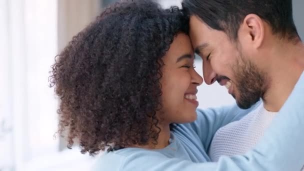 Amor Abraço Casal Feliz Quarto Com Sorriso Rosto Abraçar Manhã — Vídeo de Stock