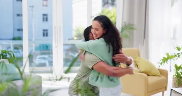 Miłość Uścisk Szczęśliwa Para Domu Więź Uśmiech Razem Salonie Pielęgnacja — Wideo stockowe