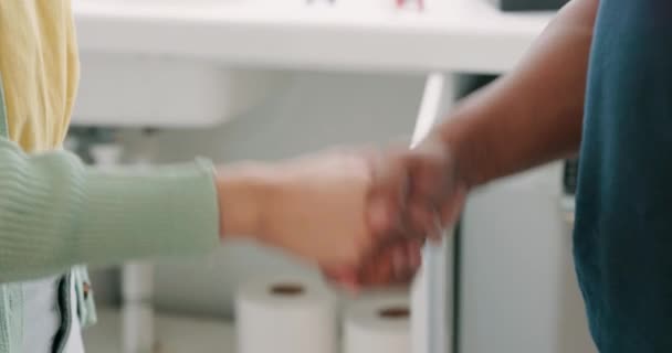 Aperto Mão Cozinha Close Com Homem Mulher Acordo Para Serviços — Vídeo de Stock