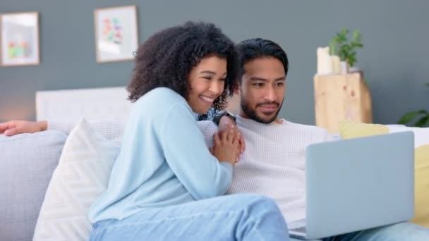 Laptop Çift Evde Dinlenmek Için Kanepede Online Film Aboneliği Hizmeti — Stok video