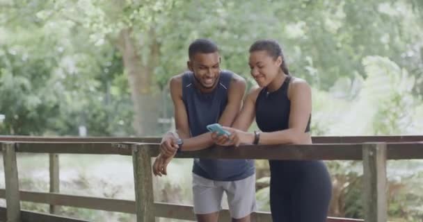 Dois Atletas Usando Telefone Para Acompanhar Seu Progresso Saúde Fitness — Vídeo de Stock