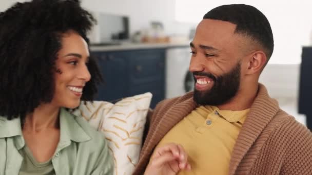 Pasangan Kulit Hitam Berbicara Dan Bersantai Bersama Sofa Untuk Cinta — Stok Video