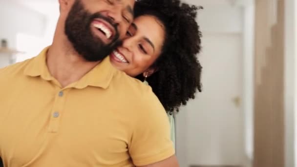 在开普敦 房子或夫妻牵着手拥抱庆祝新家 幸福或幸福的婚姻 在放松的时候拥抱 黑人女人和黑人男人在一起笑 拥抱或拥抱 — 图库视频影像
