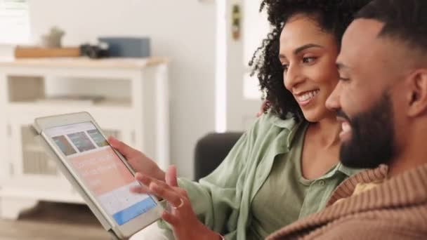 Tablet Cinta Dan Pasangan Hitam Sofa Ruang Tamu Pemesanan Liburan — Stok Video