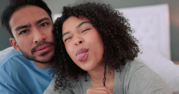 Komik Yüz Selfie Birbirine Aşık Komik Çift Evlerinde Evlerinde Yatak — Stok video