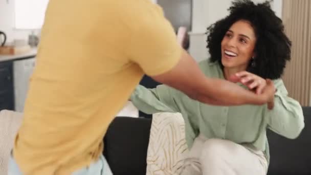 Láska Domov Manžel Nosí Svou Ženu Obývacím Pokoji Pro Romantiku — Stock video