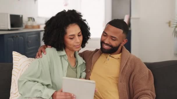 爱情和黑人夫妇在沙发上与平板电脑使用互联网 社交媒体和在线网络在家里 网上购物 男男女女在客厅用数字技术浏览网站 — 图库视频影像