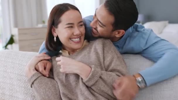 Liefde Geluk Plezier Met Aziatisch Echtpaar Dat Speels Aanhankelijk Terwijl — Stockvideo