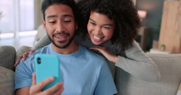 Komunikasi Telepon Dan Video Call Dengan Pasangan Melambaikan Tangan Berbicara — Stok Video