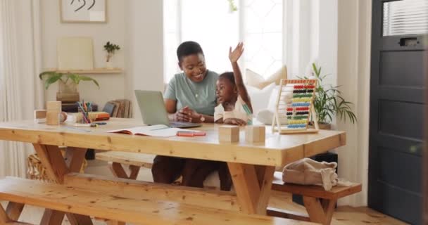 Schwarze Familie Bildung Und Learning Kindlicher Entwicklungsfähigkeiten Laptop Hause Glückliche — Stockvideo